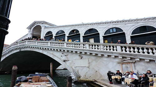 Most Rialto v Benátkách v Itálii