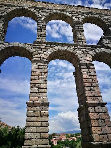 Akvadukt patří k dominantám španělského města Segovia, lze jej spatřit např. i na jejím erbovním znaku