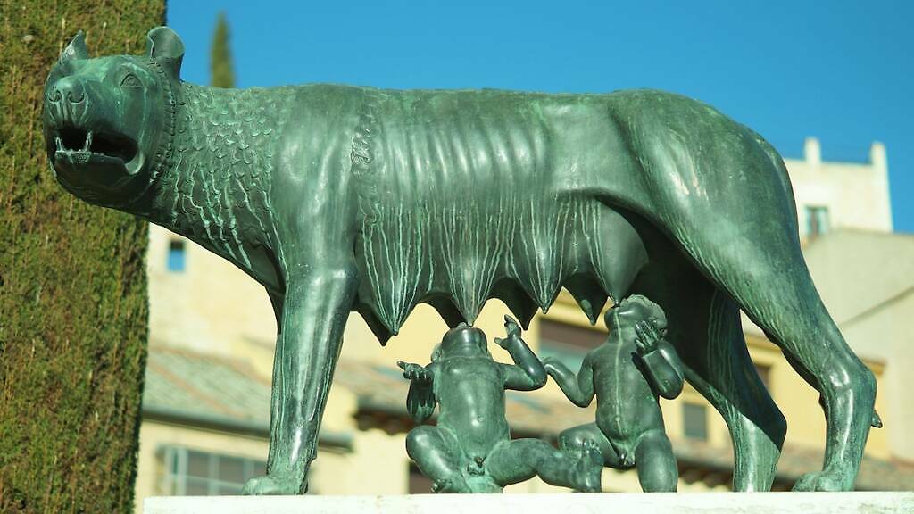 Socha bájného vlka kojícího dvojčata Romula a Roma z legendy o založení Říma