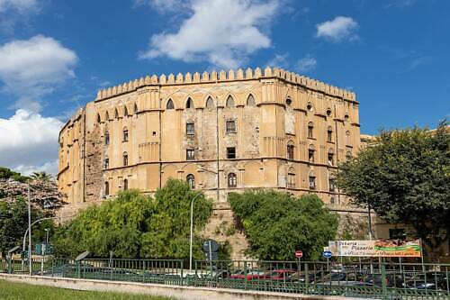 Palác byl sídlem sicilských králů z dynastie Hauteville a poté sloužil jako hlavní sídlo moci pozdějších sicilských panovníků