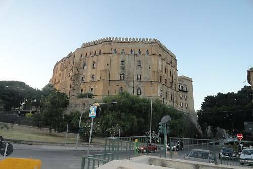 Od roku 1946 je sídlem sicilského regionálního shromáždění