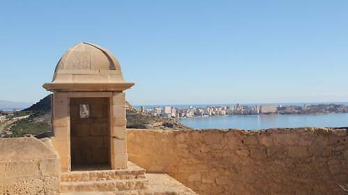 Hrad svaté Barbory na hoře Benacantil nad městem Alicante