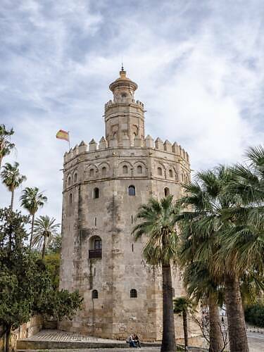 Výstavba věže proběhla v první třetině 13. století, přičemž během středověku sloužila jako věznice
