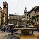 Zelný trh ve Veroně (Piazza delle Erbe)
